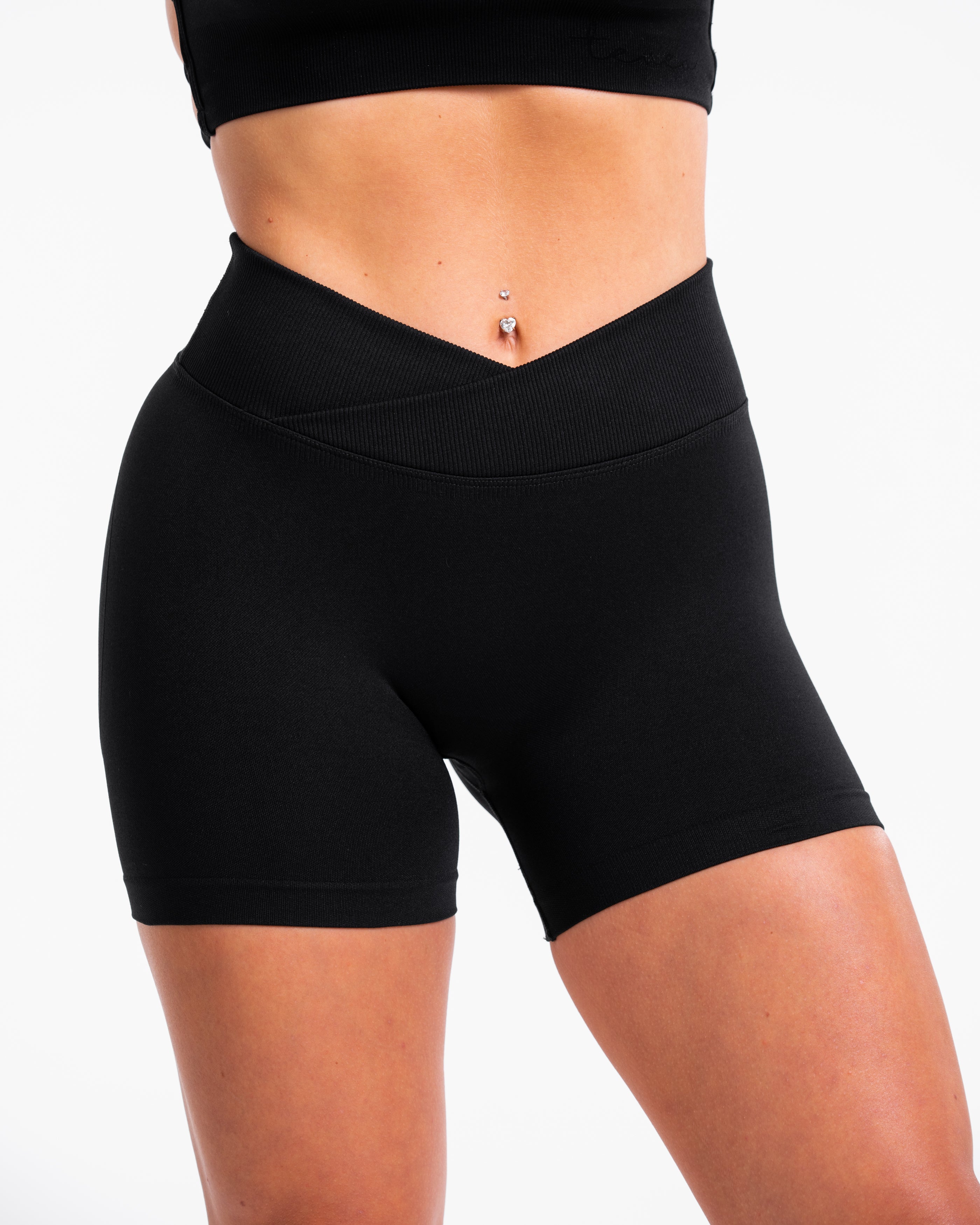 Fearless V-Shape Covert Scrunch Shorts "Schwarz"