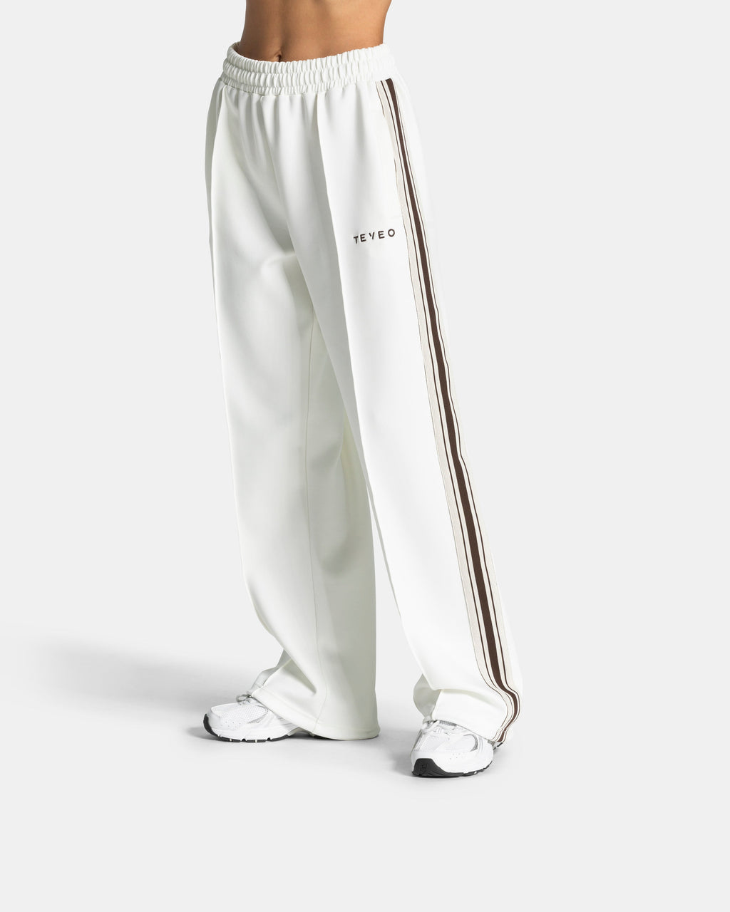 Club Straight Leg Jogger "Off White"