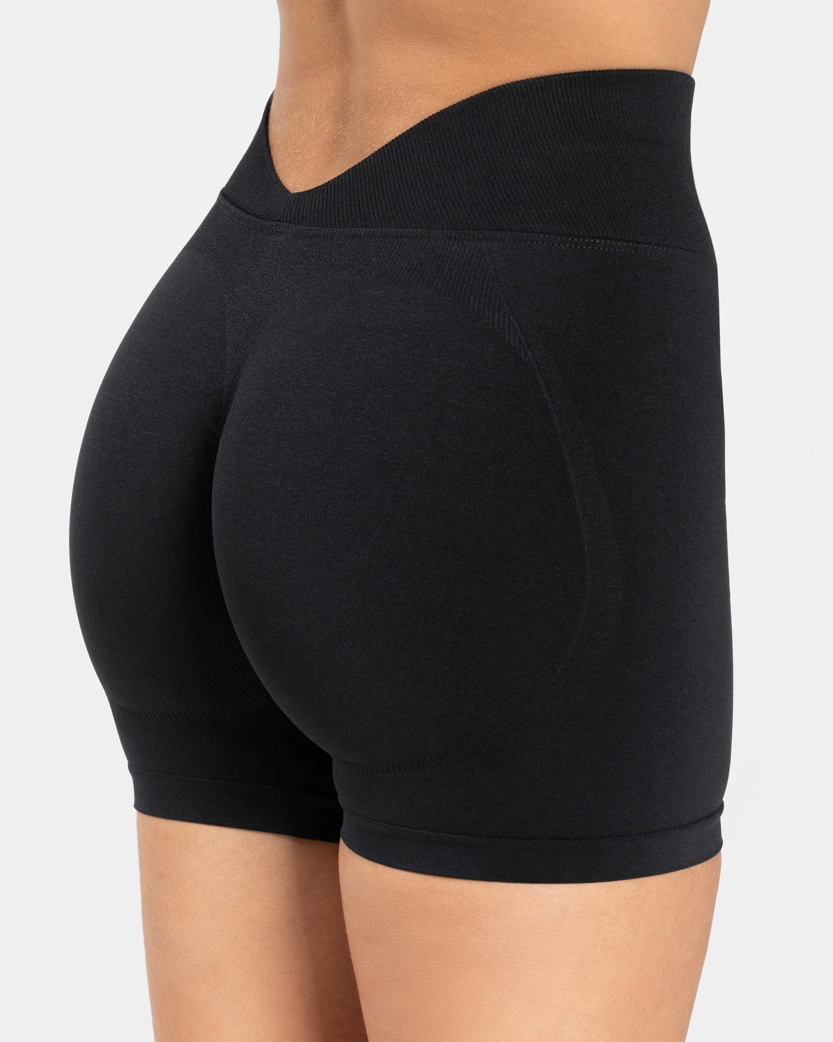 Essence V-Back Covert Scrunch Shorts "Schwarz"