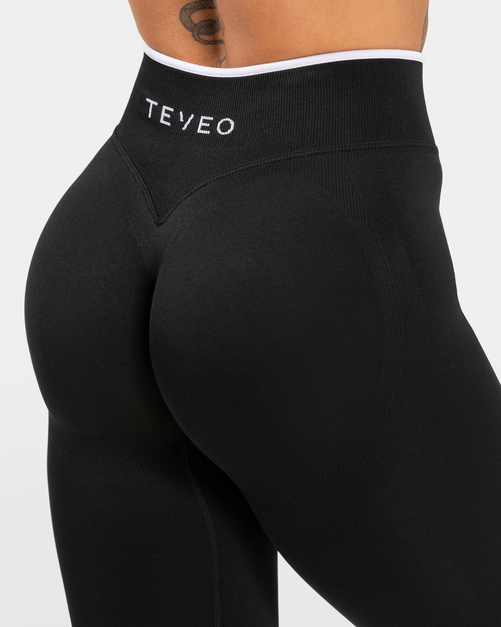 Contrastline Sculpt Scrunch Leggings "Schwarz"