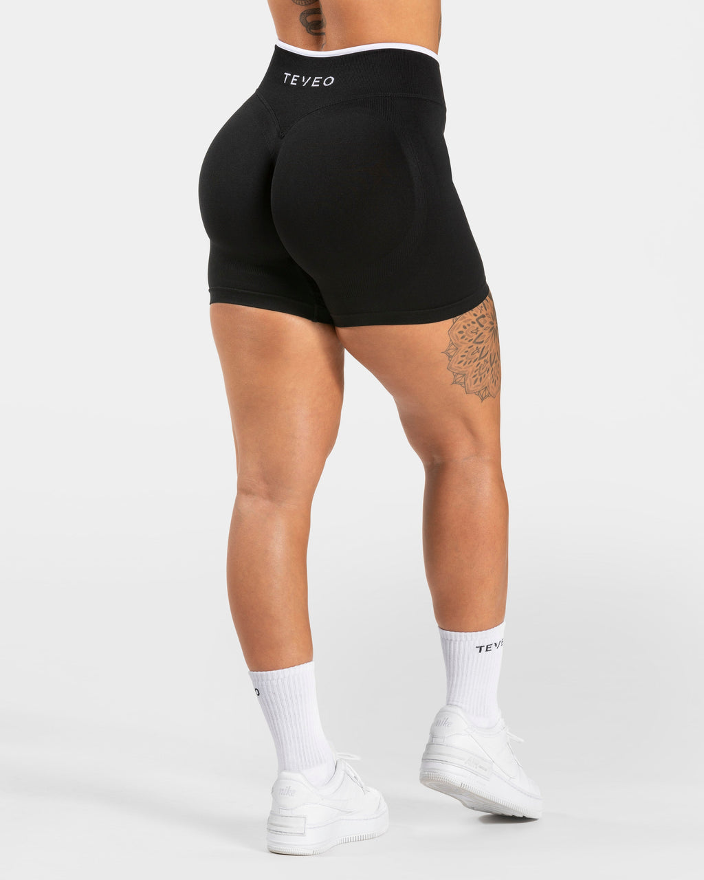 Contrastline Sculpt Scrunch Shorts  "Schwarz"