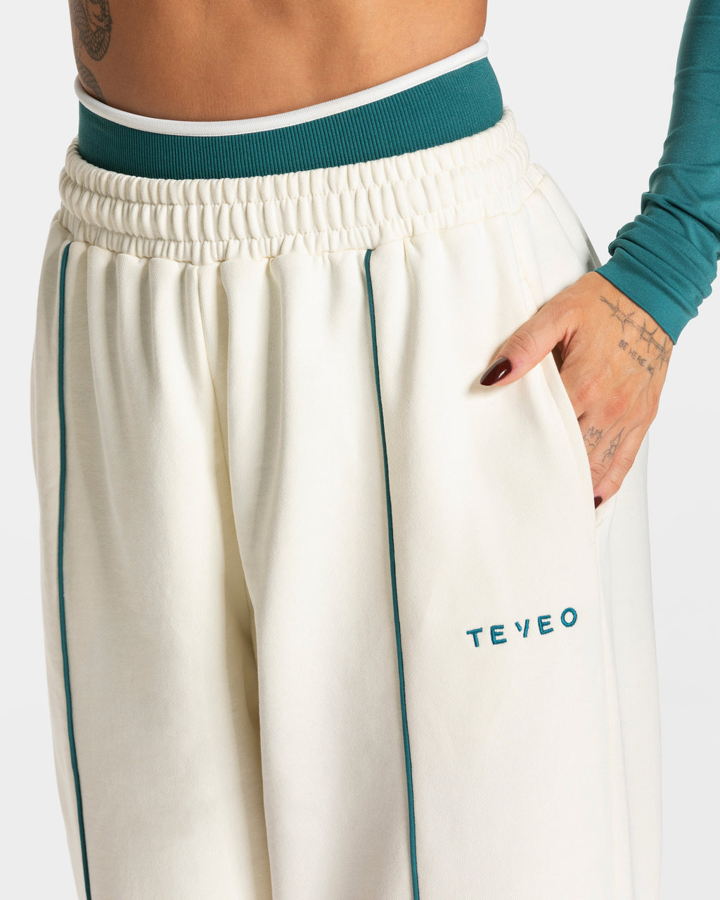 Contrastline Wide Leg Jogger "Off White"