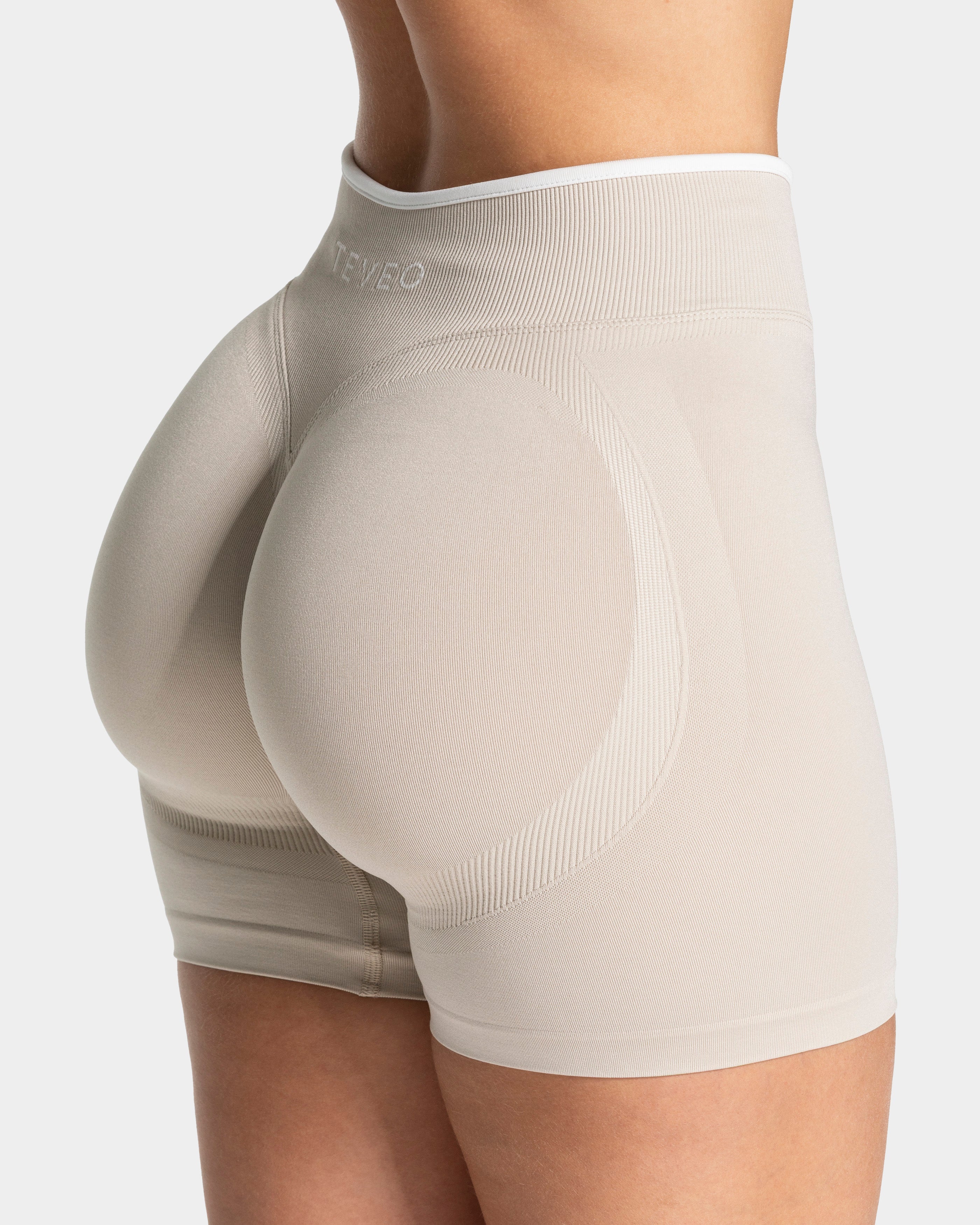 Contrastline Sculpt Scrunch Shorts "Cream"