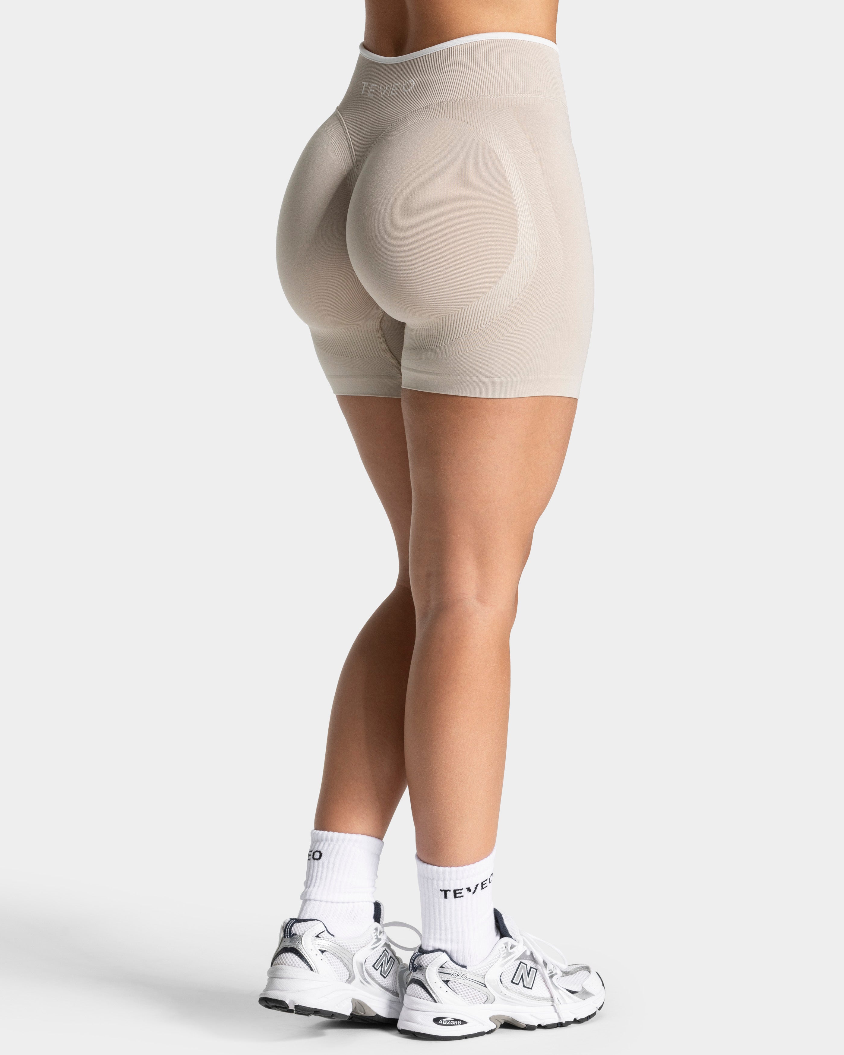 Contrastline Sculpt Scrunch Shorts "Cream"