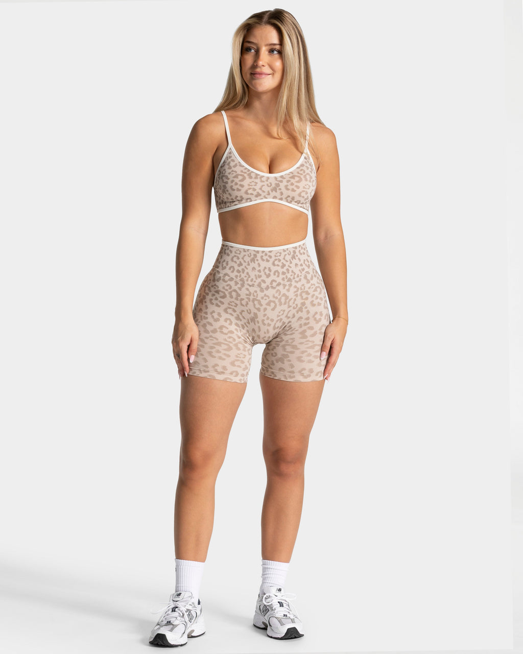 Contrastline Sculpt Scrunch Shorts "Leo"