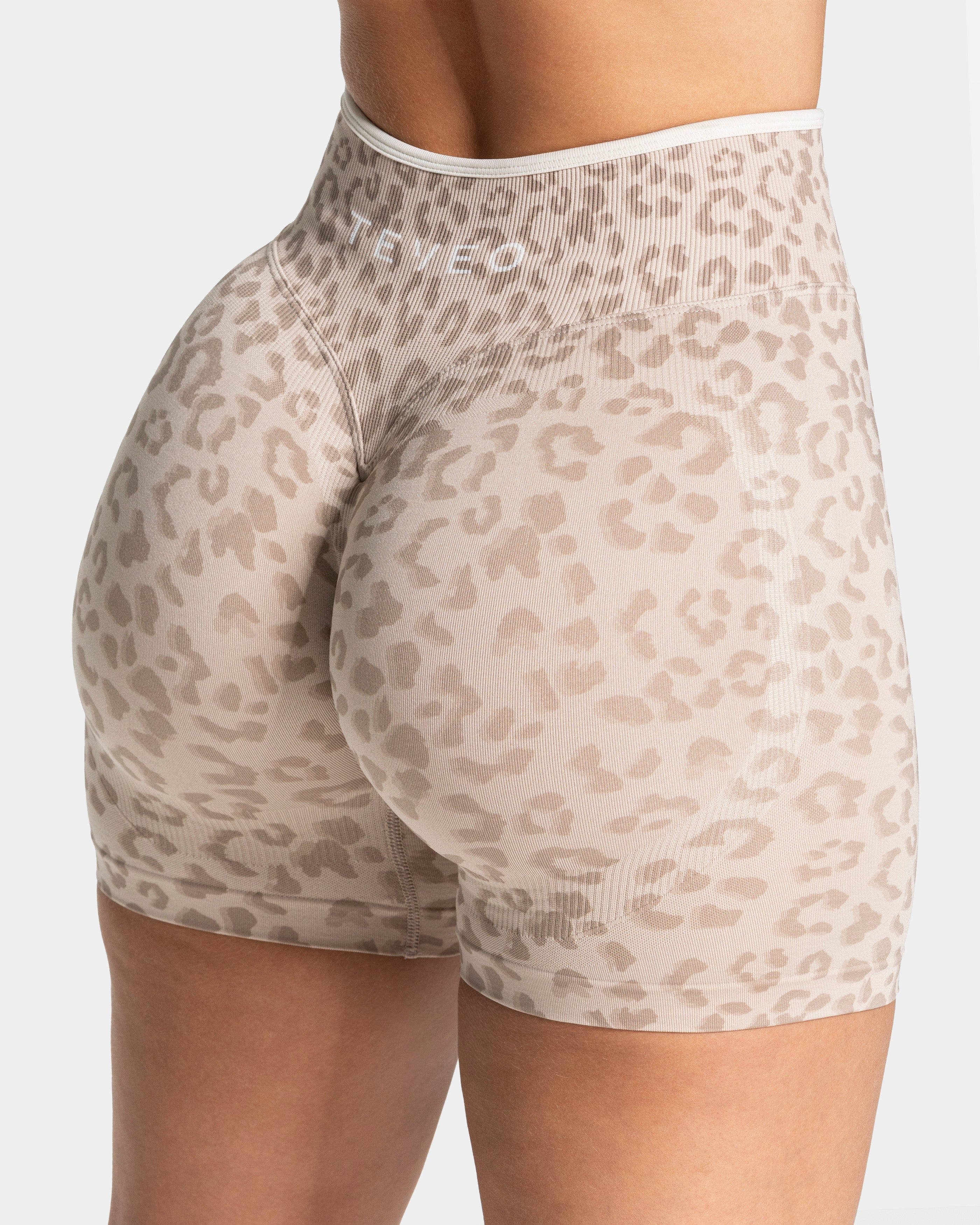 Contrastline Sculpt Scrunch Shorts "Leo"