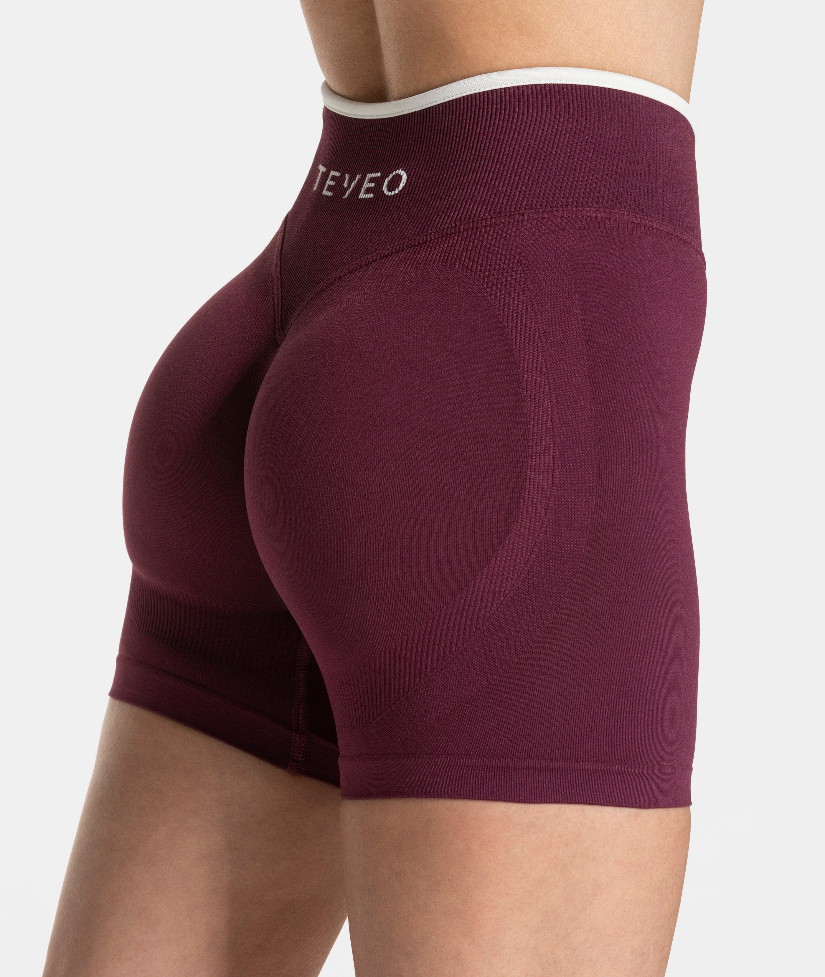 Contrastline Sculpt Scrunch Shorts  "Pflaume"